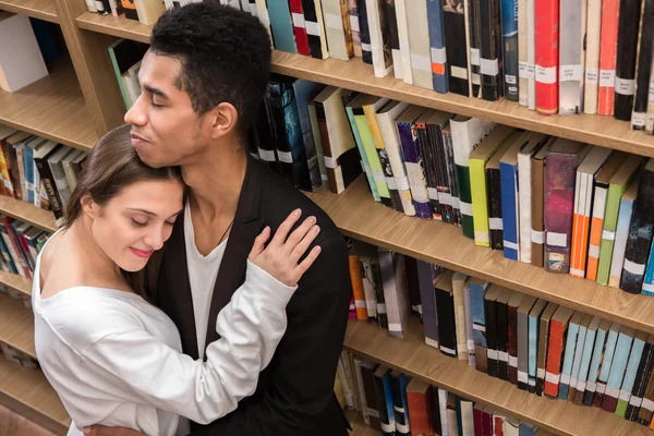 Studenti in biblioteca — Foto Stock