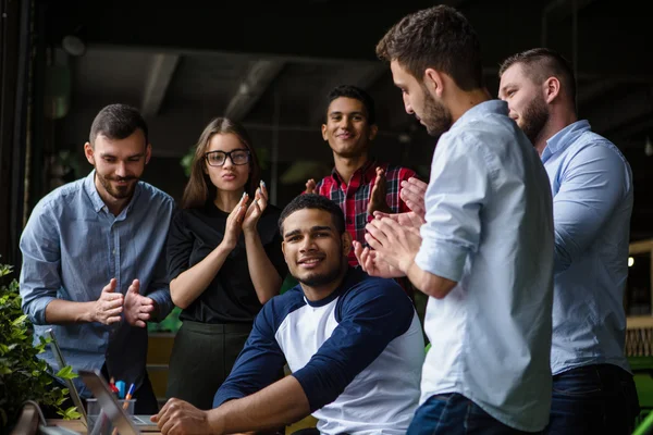 Zakelijke mensen die werken op laptop computer — Stockfoto