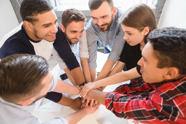 Business people showing teamwork in office — Stock Photo, Image