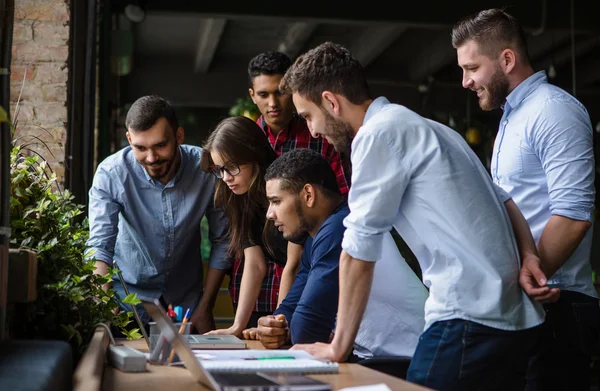 Zakelijke mensen die werken op laptop computer — Stockfoto