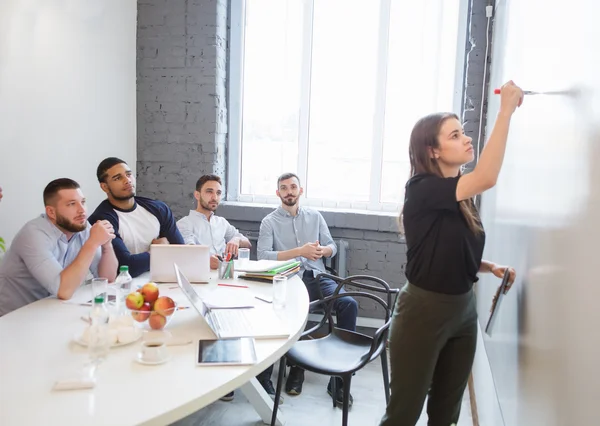 Femme d'affaires performant dans la salle de conseil dans le bureau — Photo