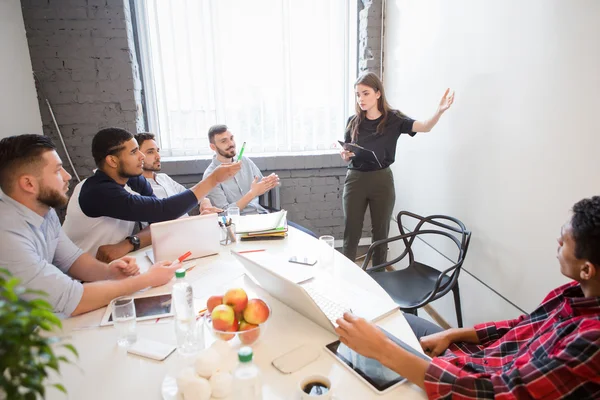 Affärskvinna utför i styrelserum i Office — Stockfoto