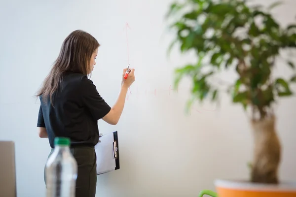 Empresária atuando em sala de bordo no escritório — Fotografia de Stock