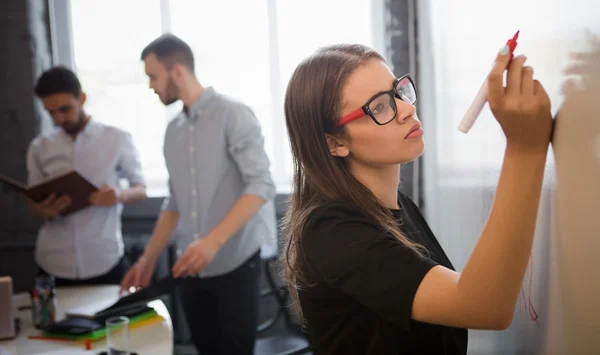 Imprenditrice che si esibisce in sala riunioni negli interni degli uffici — Foto Stock