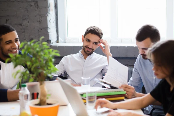 Les gens d'affaires travaillant dans le bureau — Photo