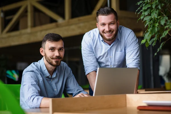 Hombre de negocios que trabaja en ordenador portátil — Foto de Stock