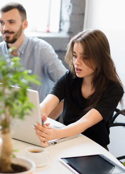 Businesswoman pracuje w biurze — Zdjęcie stockowe