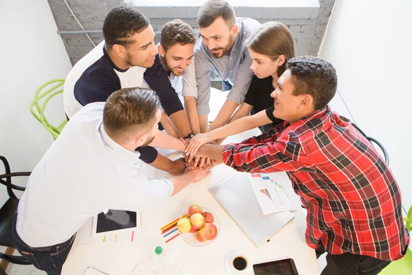 Mensen uit het bedrijfsleven toont teamwerk in office — Stockfoto