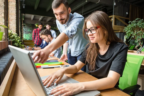 Zakenvrouw werkt op laptop computer — Stockfoto