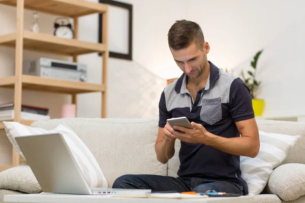 Freelance homem trabalhando em casa — Fotografia de Stock