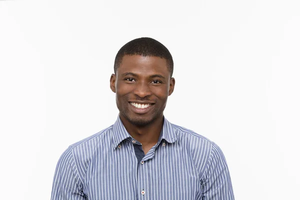 Hombre afroamericano posando en estudio — Foto de Stock