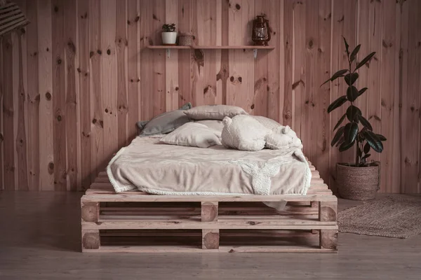 Cama sencilla y acogedora en apartamento de madera. Vista frontal. Cómodo lugar o espacio para descansar — Foto de Stock