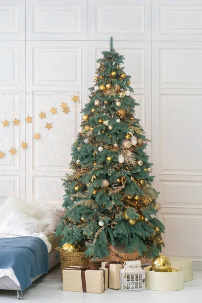 Árbol de Navidad decorado con regalos en el interior del dormitorio festivo — Foto de Stock