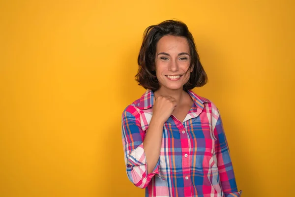 Glückliche Frau freut sich über glücklichen Gewinn — Stockfoto