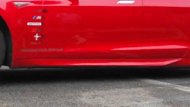 Teslas κόκκινο ηλεκτρικό αυτοκίνητο γκρο πλαν. Αρχίζει το αμάξι. Οι κριτές παρακολουθούν τον αγώνα. Υψηλής ποιότητας. 24 Αυγούστου 2020. Κινητό βίντεο. Κίεβο, Ουκρανία — Αρχείο Βίντεο
