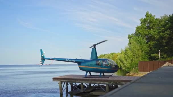 Helikopter bersiap untuk lepas landas di pantai, pisau berputar. Kualitas tinggi. Video bergerak. 13 dari SEAL 2020 — Stok Video