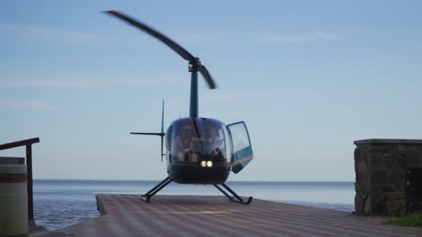 Открыть двери вертолета, приземлившегося на пирс. Высокое качество. — стоковое видео