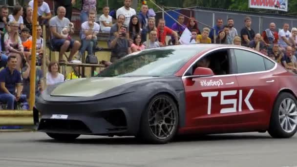 Çalışan araba yaklaşıyor. Yargıç Teslas hızla yarışıyor. 24 Ağustos 2020. Kyiv, Ukrayna — Stok video