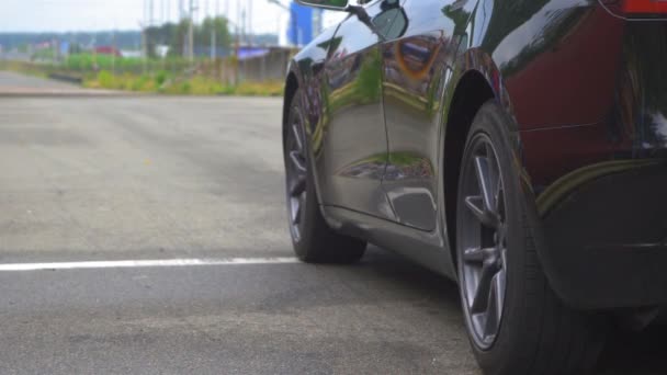 Competição de corrida com Tesla carro elétrico. O carro começa a mexer-se. De alta qualidade. 24 de agosto de 2020 Kiev, Ucrânia — Vídeo de Stock