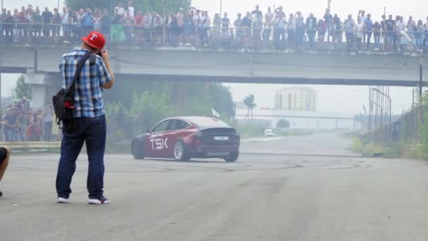 Fotoğrafçı, kiremitli bir arabanın nasıl figür yaptığını fotoğraflıyor. 24 Ağustos 2020. Kyiv, Ukrayna — Stok video