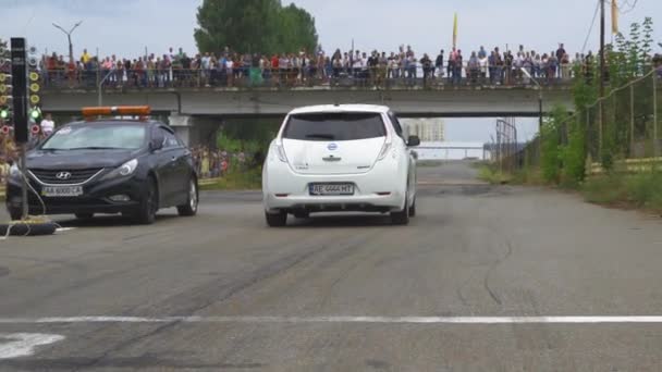 Racing tävling med Tesla elbil. Bilen börjar röra på sig. Hög kvalitet. 24 augusti 2020 Kiev, Ukraina — Stockvideo