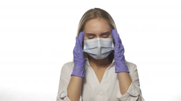 戴面具的精神紧张的护士 — 图库视频影像