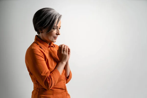 Nyugodt érett nő imádkozik — Stock Fotó