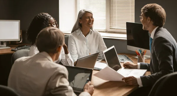 Equipo de intercambio de ideas del personal de la oficina. Vista lateral del grupo diverso que trabaja en la mesa de la oficina. Concepto de trabajo en equipo — Foto de Stock