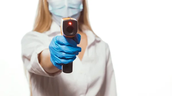 Pekerja medis wanita mengukur suhu dengan termometer. Tutup tembakan. — Stok Foto