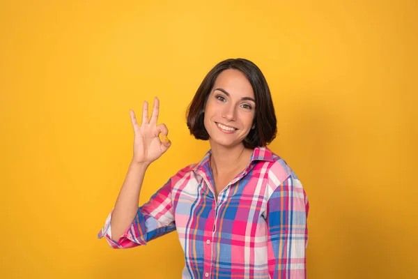 Mujer linda muestra gesto okey con la mano. Sonriente modelo femenino mostrando signo Ok. —  Fotos de Stock