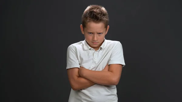 Wütender Schüler kreuzte die Hand und runzelte die Stirn. Vereinzelt auf grauem Hintergrund. Kopierraum — Stockfoto