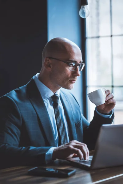 민감 한 사업가는 컴퓨터와 창문을 맞대고 일하는 커피를 마신다. 한편, 흰색 컵을 들고 있는 노트북 키보드로 잘 생긴 백인잘생긴 타자의 모습도 볼 수있다. 사업 개념 — 스톡 사진