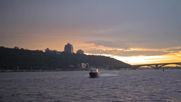 Speedboat passerar på en höjd hastighet av Dnipro reaver i hög kvalitet film. Juli 2020, Kiev, Ukraina — Stockvideo
