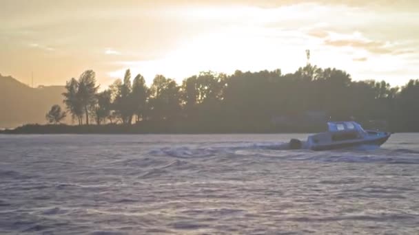 Luchtfoto snelle speedboot met bij geweldige zonsondergang, gaan rond in de cirkel en het maken van prachtige vormen in de heldere zee of rivier. Hoge definitie beelden. juli 2020. Kiev, Oekraïne — Stockvideo