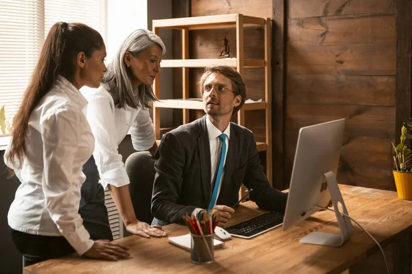 Equipo de negocios multiétnicos de jóvenes que trabajan en el proyecto durante la reunión corporativa, diversos emplean compartir idea con colegas nuevas actualizaciones que hizo en la reunión informativa del grupo profesional. Concepto de trabajo en equipo — Foto de Stock