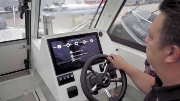 Der Kapitän des Schiffes überprüft die Arbeit des Bordcomputers mit einem Touchscreen-Monitor eines Hochgeschwindigkeits-Motorbootes oder einer Yacht. Juli 2020. Kiew, Ukraine. Hochauflösendes Filmmaterial — Stockvideo