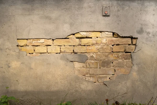 Dış tuğla duvarın eski alçı dokusu. Alçıdan düşen eski bina. Tuğla duvar deseninin arkaplanı — Stok fotoğraf