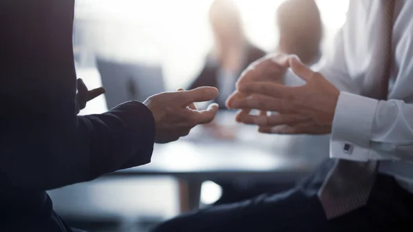 Fecha. Encontro de líderes de projeto. Mãos de um empresário tendo um projeto de discussão ou acordo de negócios juntos. Processo de trabalho em equipa. Fundo desfocado — Fotografia de Stock