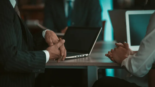 2人の大人のビジネスの人々は、机の上のオフィスでノートパソコンとテーブルに座って会話をし、ソフトウェア開発のための会社のオフィスで働いています — ストック写真