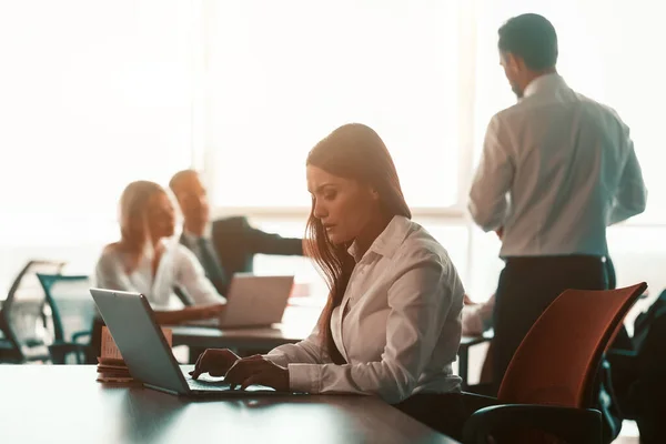 Empresários executivos trabalham em equipe com uma mulher freelancer que trabalha usando laptop em escritórios modernos. Conceito de equipe de negócios corporativos — Fotografia de Stock