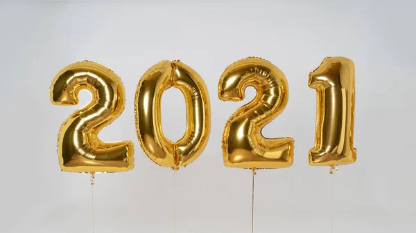 Inflatable golden color balloons made of foil, numbers date 2021 filled with helium ballon on ribbon isolated on white background. Happy new year 2021 holiday. Happy new year congratulation concept — Stock Photo, Image