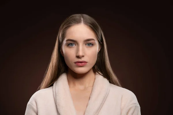 De pé em um manto de banho menina beleza natural, sem maquiagem rosto. Modelo de pele pura saudável posando na câmera isolada em fundo escuro. Conceito de maquiagem natural. Spa e conceito bonito — Fotografia de Stock