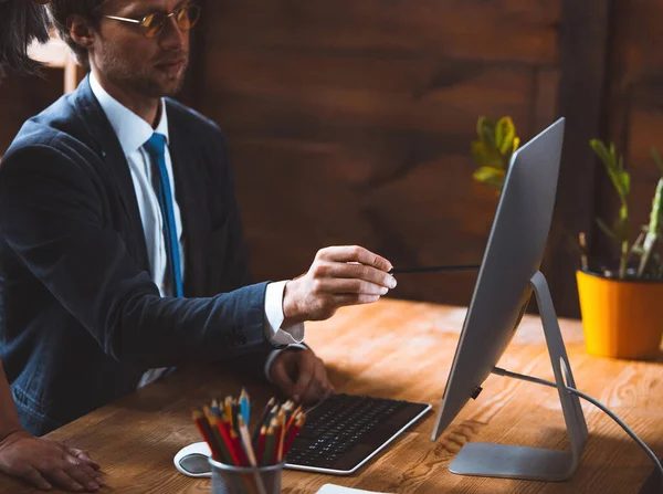 Entrenar al personal de la oficina para el plan de marketing empresarial hombre de negocios mostrando proyecto actualizado a los empleados en el escritorio sentado en la oficina. Concepto empresarial — Foto de Stock