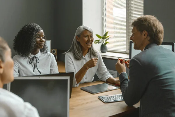 Divers groupes de gens d'affaires se sont réunis pour une start-up. Groupe multiethnique de gens d'affaires se réunissant pour la communication sociale. Concept de travail d'équipe — Photo