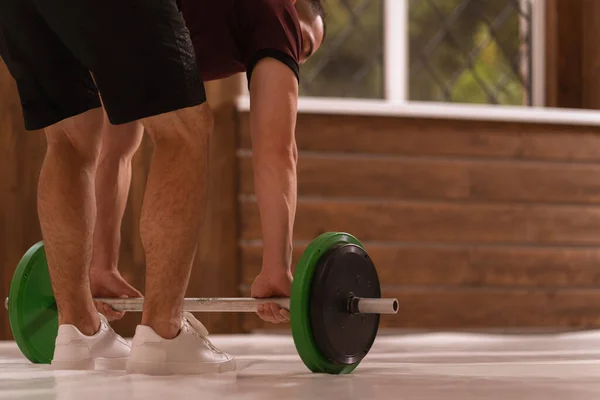 Joven hombre deportivo doblado agarrando un equipo conjunto de peso para el entrenamiento con pesas en casa. Equipamiento deportivo para entrenamiento. Entrenamiento funcional. pérdida de peso, concepto de estilo de vida saludable — Foto de Stock