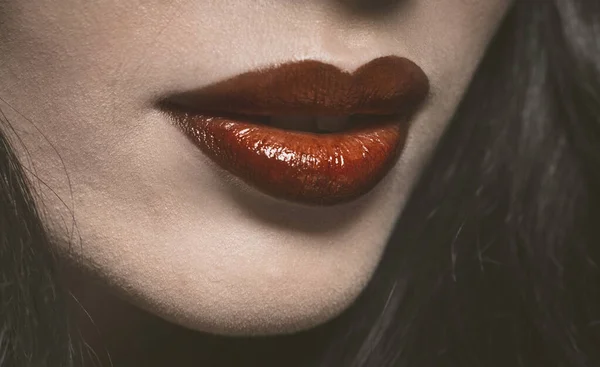 Een teder jong vrouwtje met donkerrode lippen. Jonge vrouwelijke model met professionele make-up. Mode, schoonheid, make-up, kapsel, persoonlijke verzorging, schoonheidssalon, cosmetica. Mode, schoonheid — Stockfoto