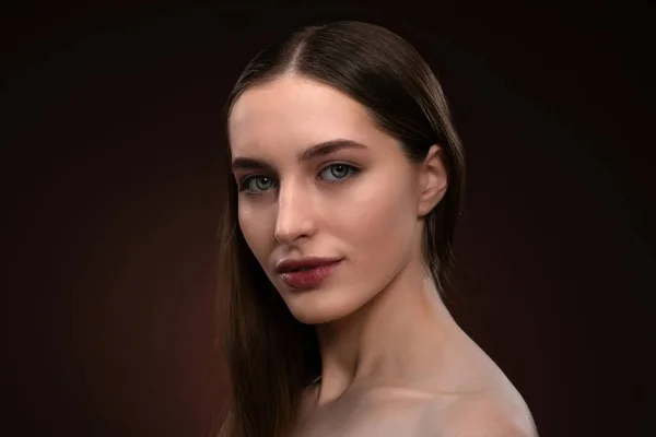 Hermosa cara de mujer de cerca retrato sin maquillaje. Modelo de piel pura sana aislada sobre fondo negro. Concepto de maquillaje natural. Spa y hermoso concepto — Foto de Stock