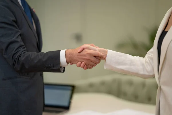 Female and male handshake. Young freelancers working together doing handshake at business meeting at the office. Two young business people standing in the office, shaking hands — Stock Photo, Image