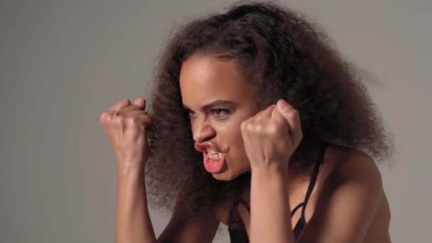 Fúria, raiva, raiva se protege rejeitando gesto afro-americano jovem mulher de pé no ombro nu preto top isolado em fundo cinza. Emoções humanas, conceito de expressão facial. Filmagem 4K — Vídeo de Stock