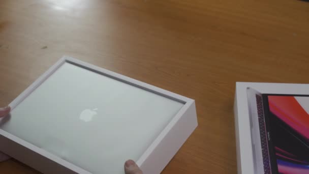 Buka memimpin kotak baru Apple MacBook Pro 13 M1 Akhir 2020 laptop dari kotak. Tangan membuka laptop dan mengambil selimut dari sementara dimulai. Konsep belanja online. Dengan suara. Kyiv, Ukraina, Februari 2021 — Stok Video